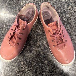 Keen women’s shoes size 7 Rose Pink color